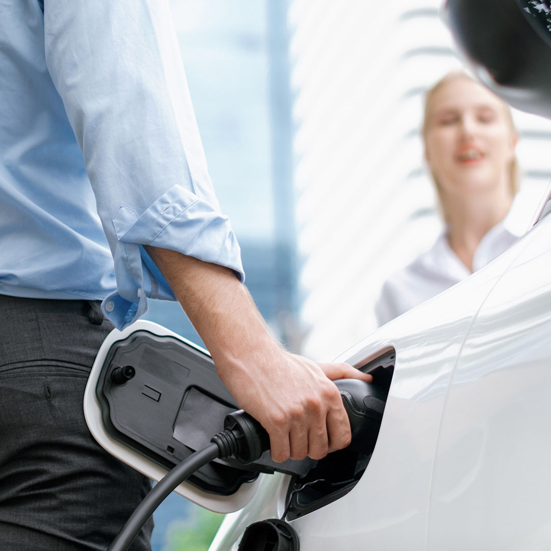 Geschäftsmann lädt Auto