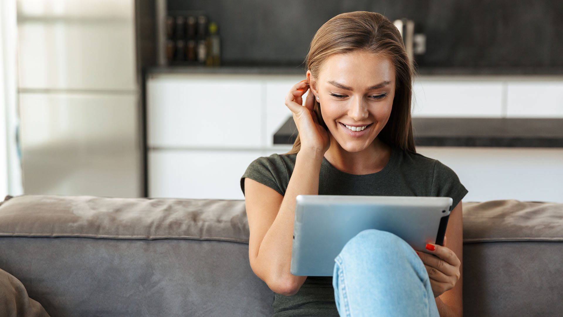 Frau mit Tablet besucht das Kundencenter